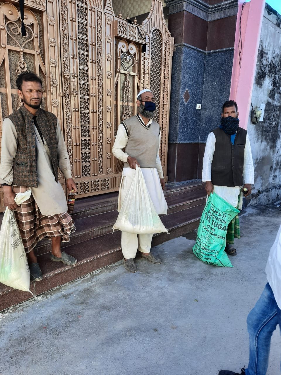 img-20200331-wa01233252834301527989407 मजहब नहीं सिखाता आपस में बैर रखना हिन्द हैं हमारा ये हिन्दुस्तान हमारा बंजारेवाला ग्राम पंचायत की ग्राम प्रधान सर्विष्ठा सैनी पत्नी मुकेश सैनी ने साबित की है जिन्होंने देश में लगे लॉक डाउन में क्षेत्र के गरीब बेसहारा लोगों को राशन वितरित किया