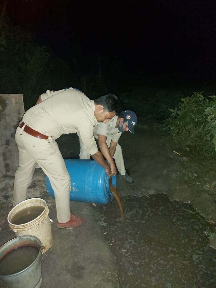 img-20200420-wa01208329787821401155335 भगवानपुर पुलिस को मिली बड़ी सफलता कच्ची शराब बनाने की दो भट्टी एवं 25 लीटर कच्ची शराब की बरामद