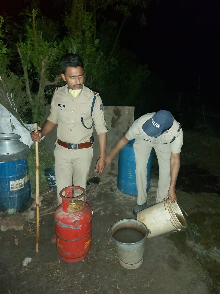 img-20200420-wa0121765749412491475526 भगवानपुर पुलिस को मिली बड़ी सफलता कच्ची शराब बनाने की दो भट्टी एवं 25 लीटर कच्ची शराब की बरामद