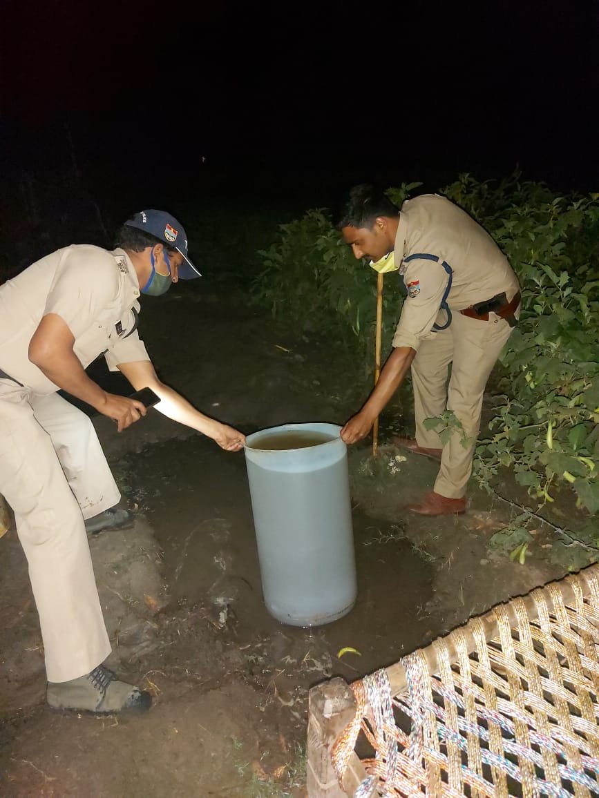 img-20200420-wa01223618166160963049653 भगवानपुर पुलिस को मिली बड़ी सफलता कच्ची शराब बनाने की दो भट्टी एवं 25 लीटर कच्ची शराब की बरामद